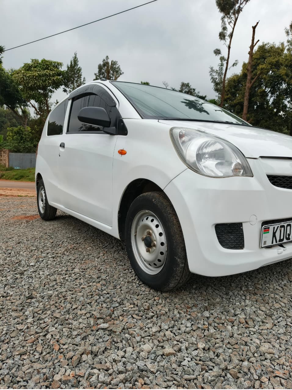 White Daihatsu Mira