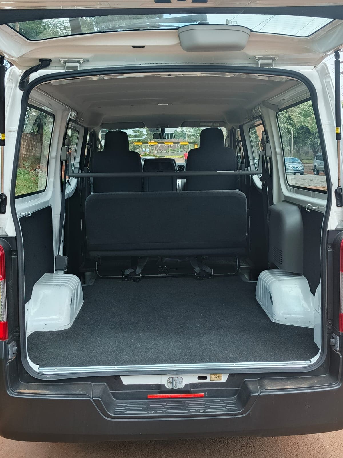 NISSAN NV 350 thumbnail 12